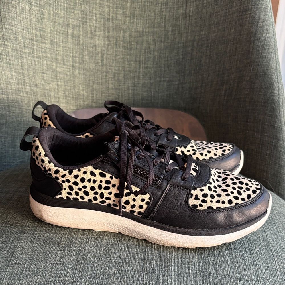 Vionic Remi sport animal print neutral Stylish Women Sneakers 9 Comfortable EUC